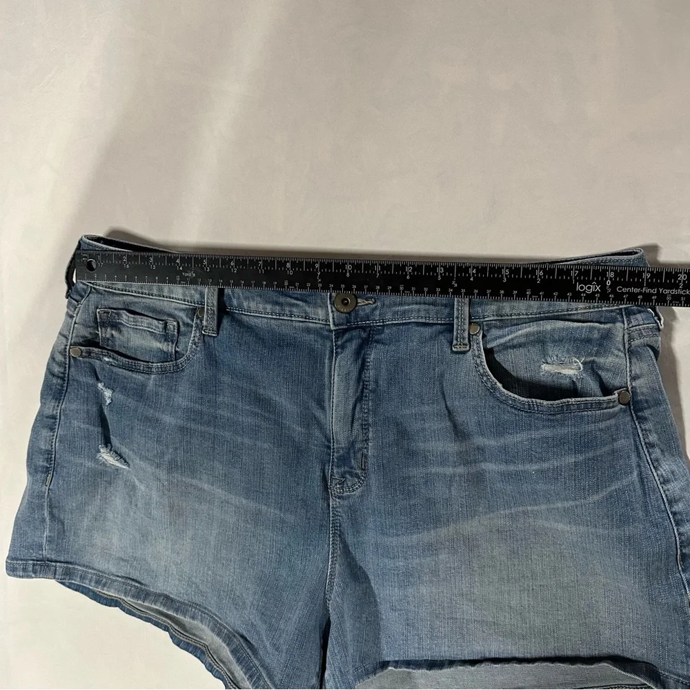 Torrid Mid-Rise shortie Medium Wash Distressed Denim Shorts - Size 18